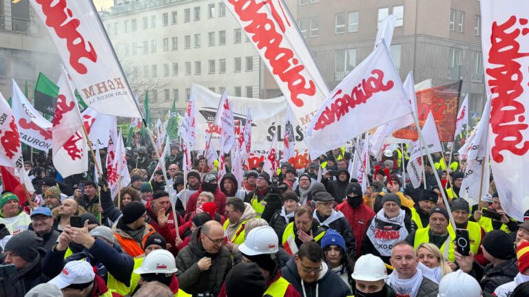 Manifestacja w Warszawie: precz z tą polityką!