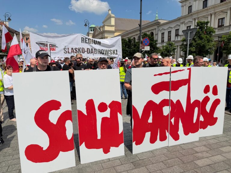 Tysiące związkowców i pracowników zaprotestowało w Warszawie przeciwko Zielonemu Ładowi